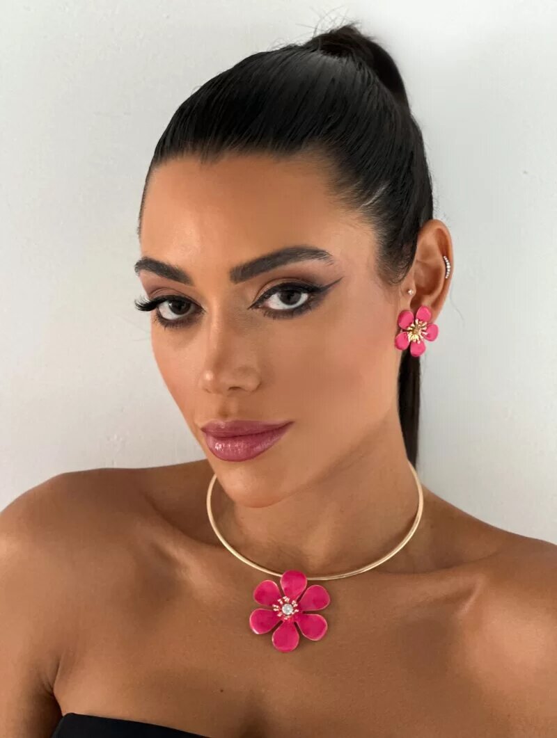 Conjunto Choker e Brinco Flor Resinada com Centro Trabalhado