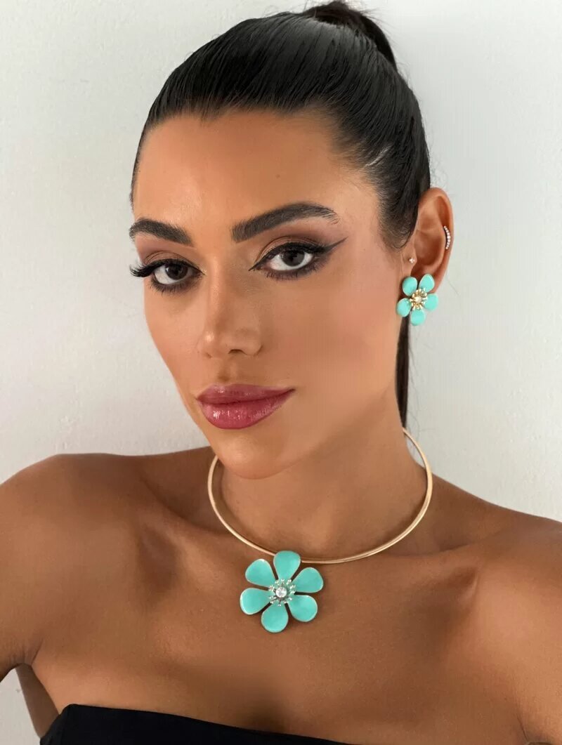 Conjunto Choker e Brinco Flor Resinada com Centro Trabalhado