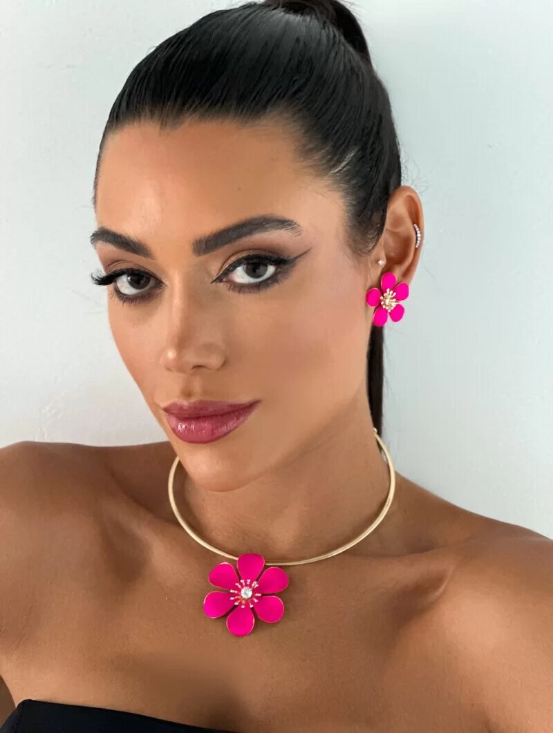 Conjunto Choker e Brinco Flor Resinada com Centro Trabalhado