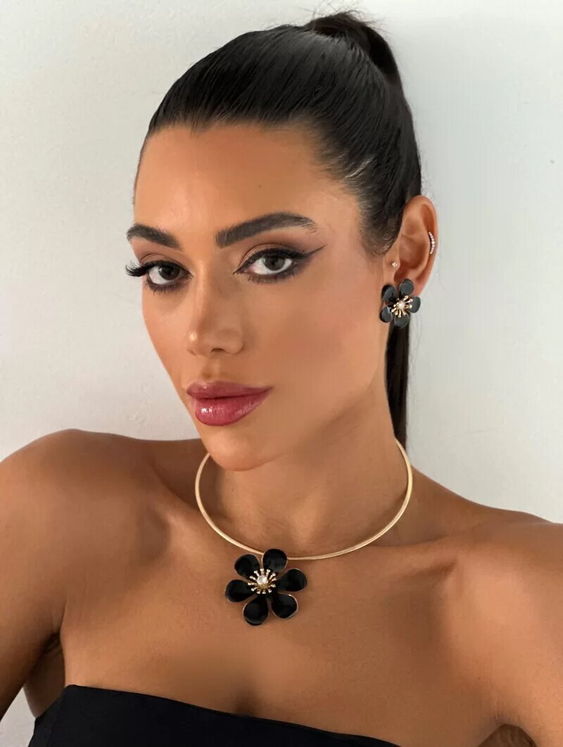 Conjunto Choker e Brinco Flor Resinada com Centro Trabalhado