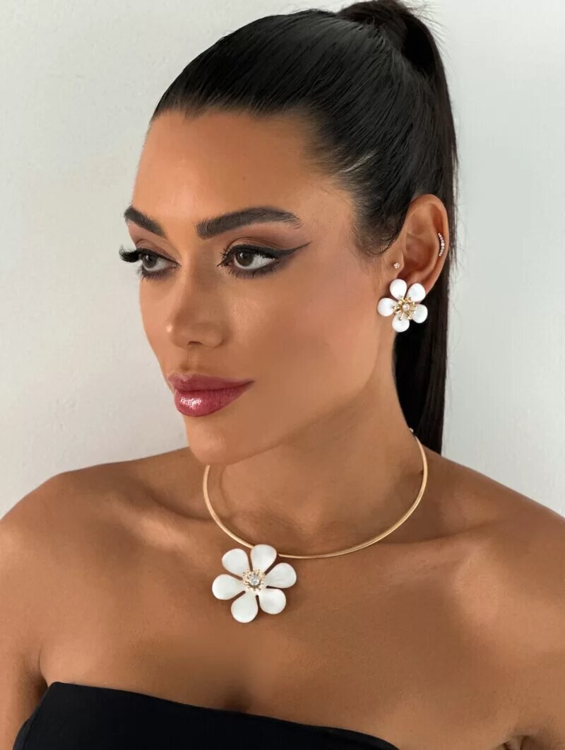 Conjunto Choker e Brinco Flor Resinada com Centro Trabalhado