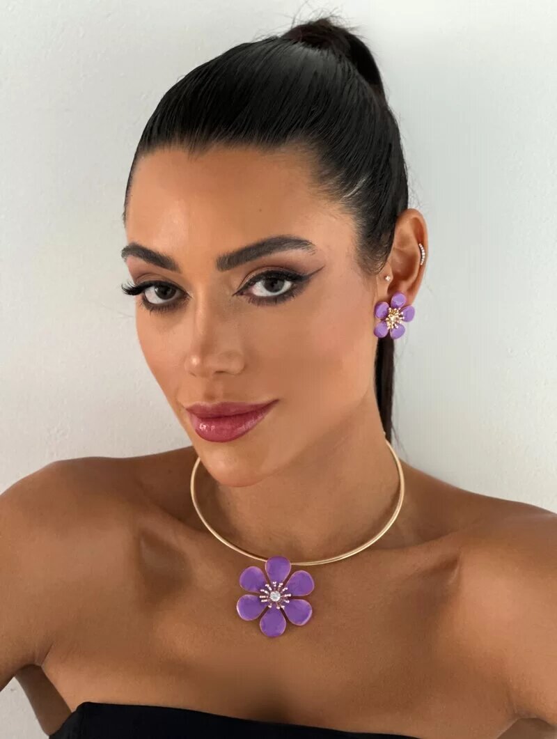 Conjunto Choker e Brinco Flor Resinada com Centro Trabalhado