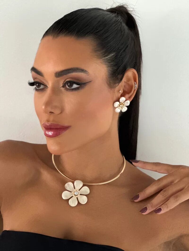 Conjunto Choker e Brinco Flor Resinada com Centro Trabalhado