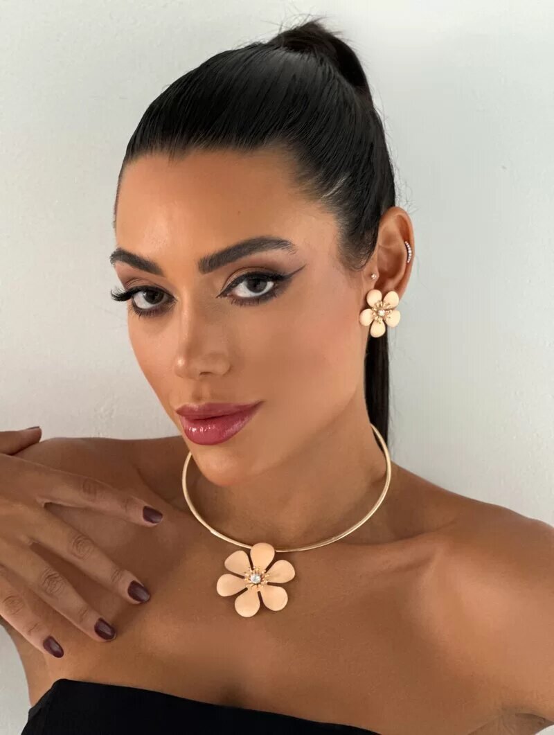 Conjunto Choker e Brinco Flor Resinada com Centro Trabalhado