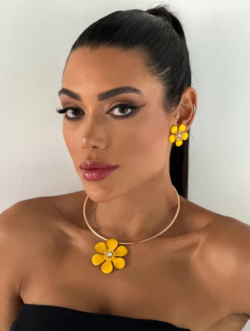 Conjunto Choker e Brinco Flor Resinada com Centro Trabalhado