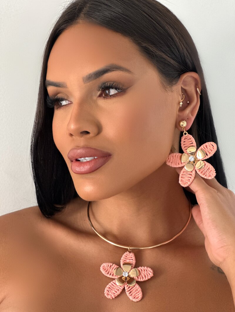 Conjunto Choker e Brinco Folheado a Ouro 18k Aro com Flor de Palha