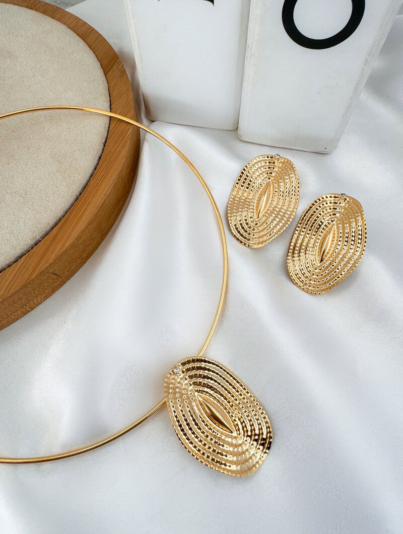 Conjunto Choker e Brinco Folheado a Ouro 18k Aro com Pingente Oval Martelado