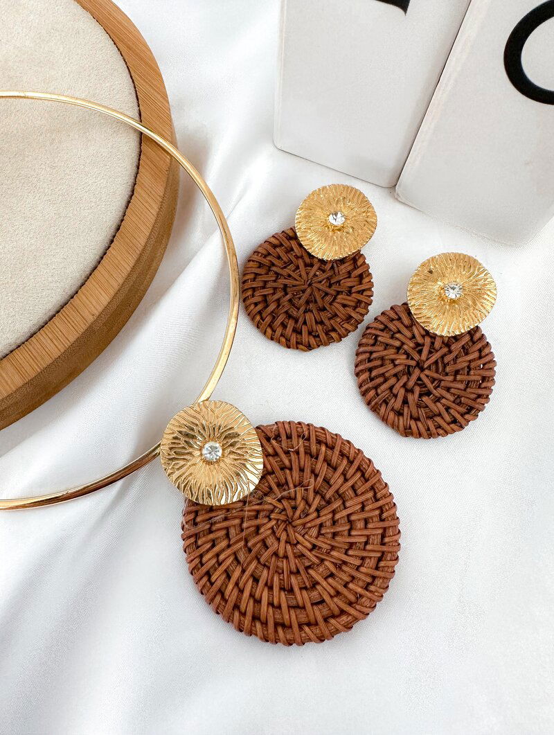 Conjunto Choker e Brinco Folheado a Ouro 18k Circulo de Palha com Botton Martelado