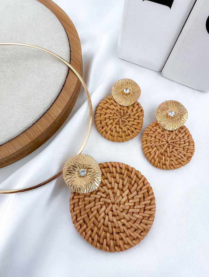 Conjunto Choker e Brinco Folheado a Ouro 18k Circulo de Palha com Botton Martelado