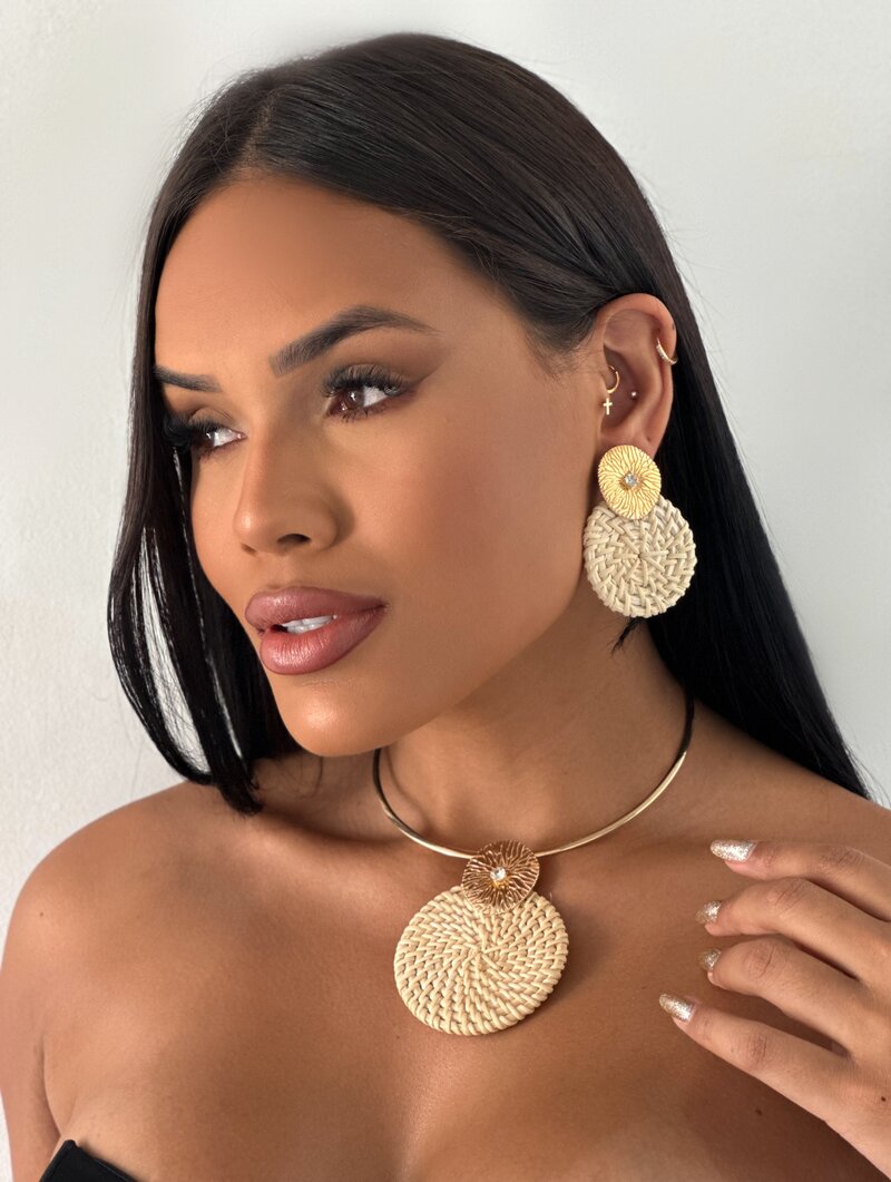 Conjunto Choker e Brinco Folheado a Ouro 18k Circulo de Palha com Botton Martelado