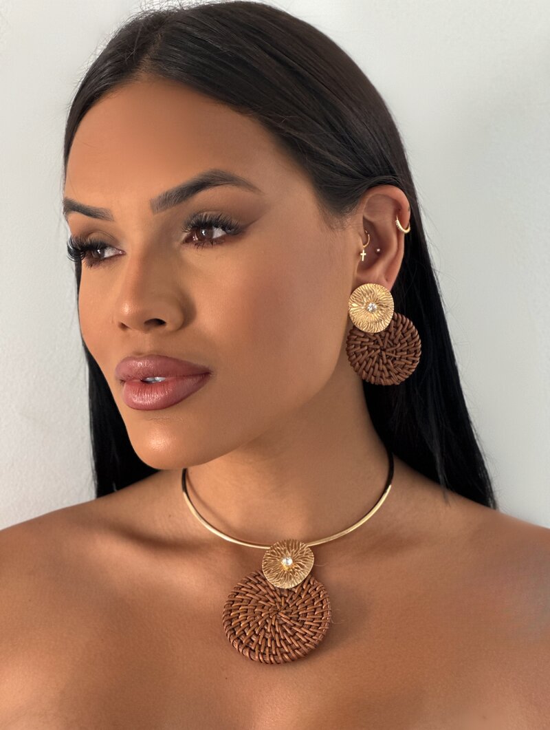 Conjunto Choker e Brinco Folheado a Ouro 18k Circulo de Palha com Botton Martelado