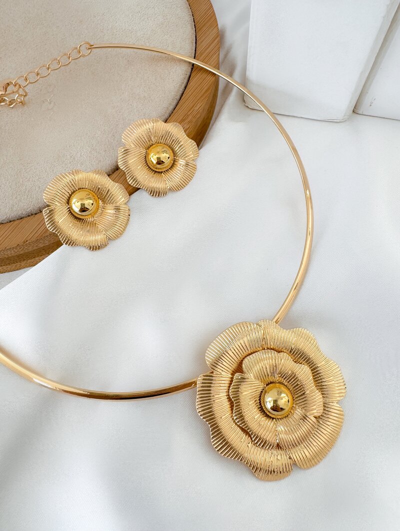 Conjunto Choker e Brinco Folheado a Ouro 18k e Prata Aro com Flor Camadas