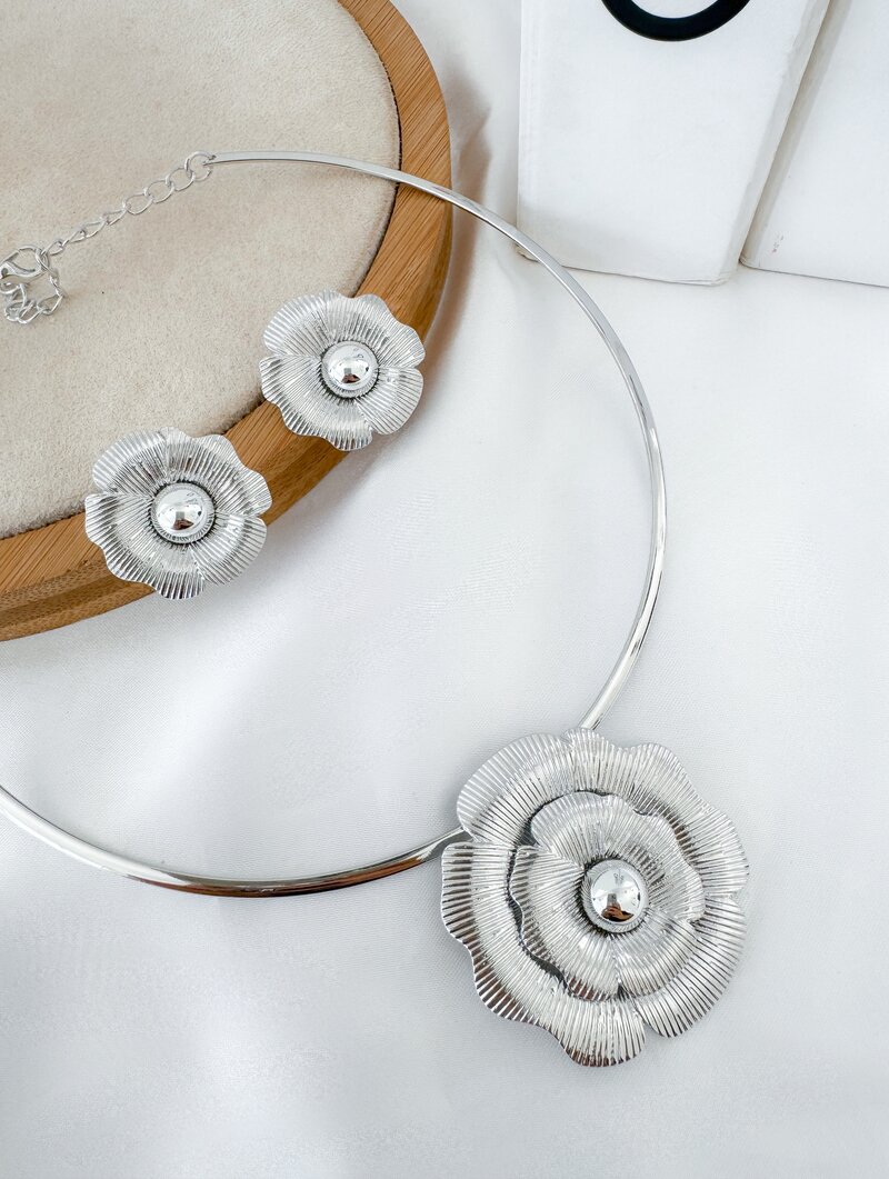Conjunto Choker e Brinco Folheado a Ouro 18k e Prata Aro com Flor Camadas