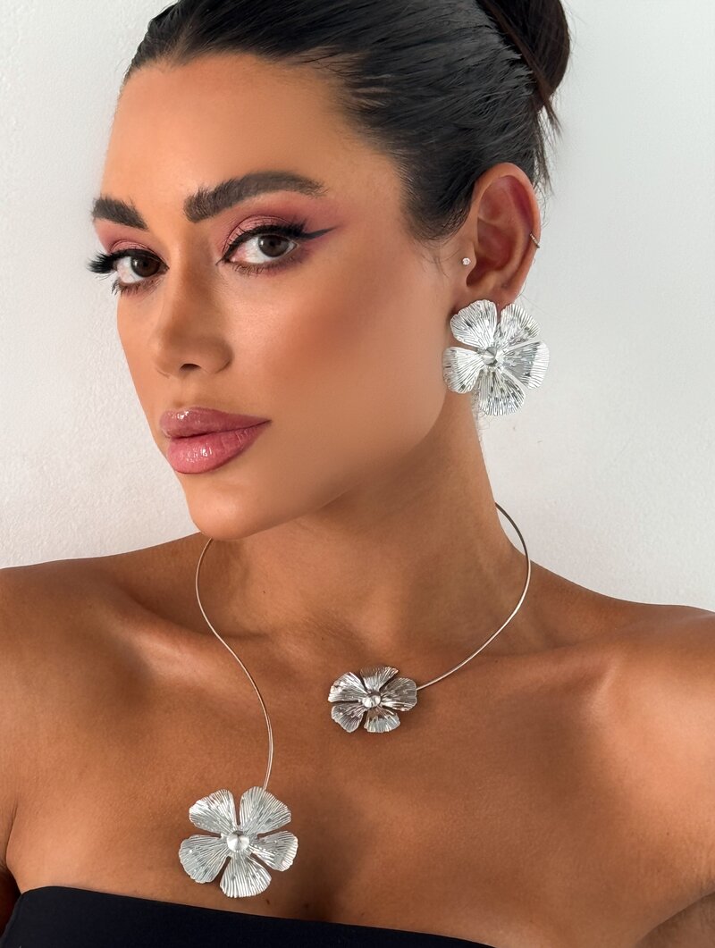 Conjunto Choker e Brinco Folheado a Ouro 18k e Prata Aro com Flor Texturizada