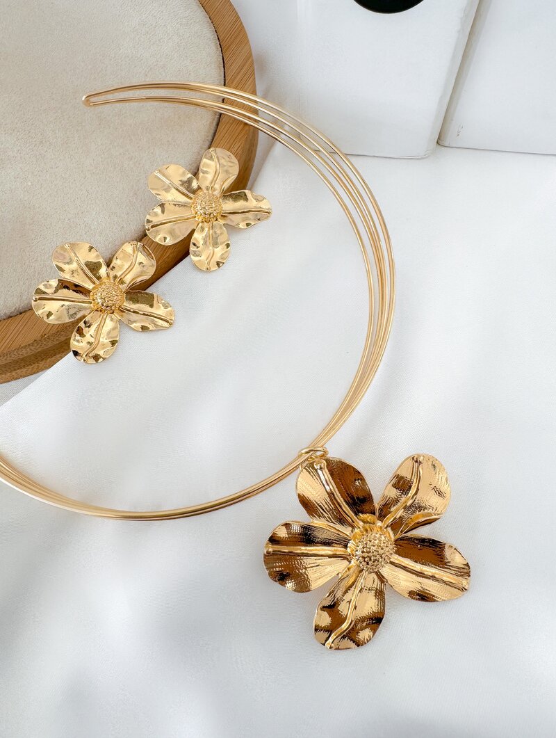 Conjunto Choker e Brinco Folheado a Ouro 18k e Prata Aro Quatro Fios com Flor Cinco Pétalas
