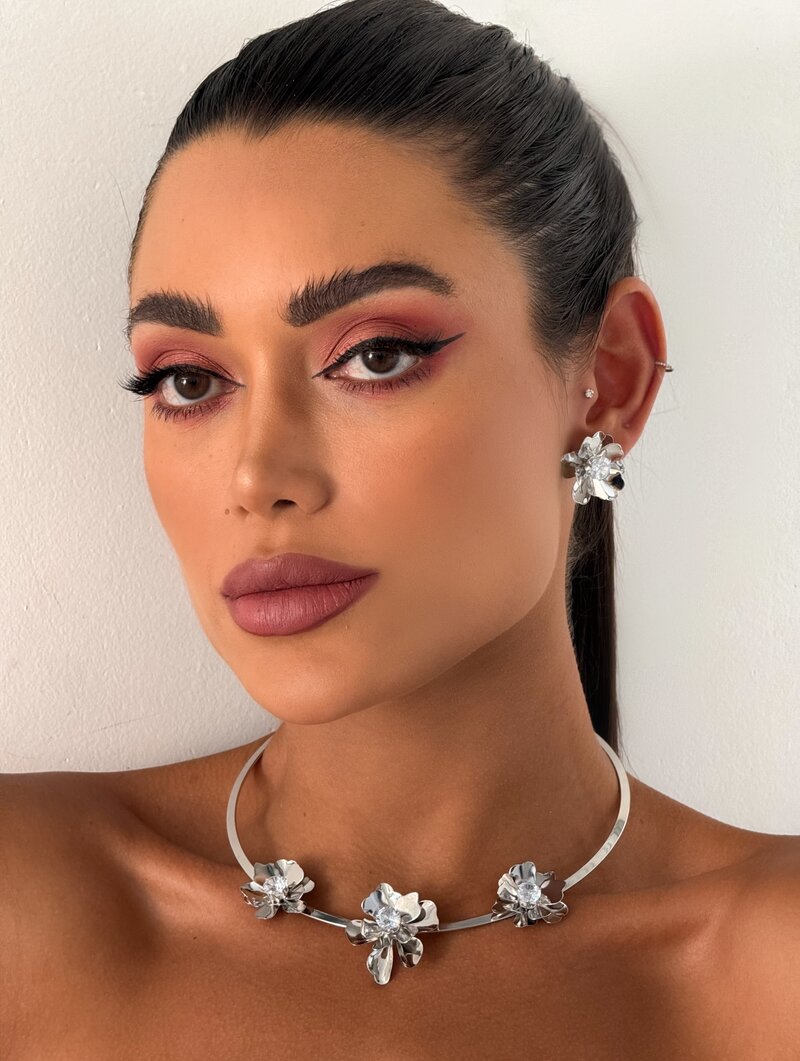 Conjunto Choker e Brinco Folheado a Ouro 18k e prata com Flores Marteladas e Zircônias