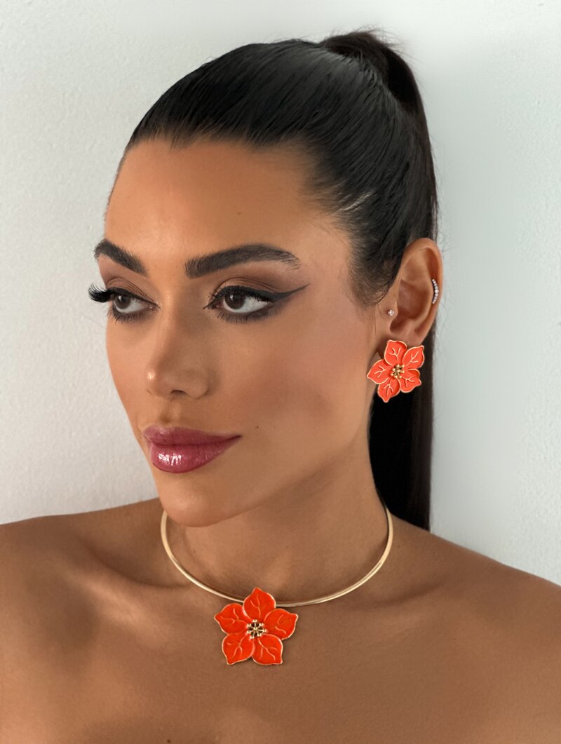 Conjunto Choker e Brinco Folheado a Ouro 18k Flor Cinco Pétalas Resinas Trabalhadas