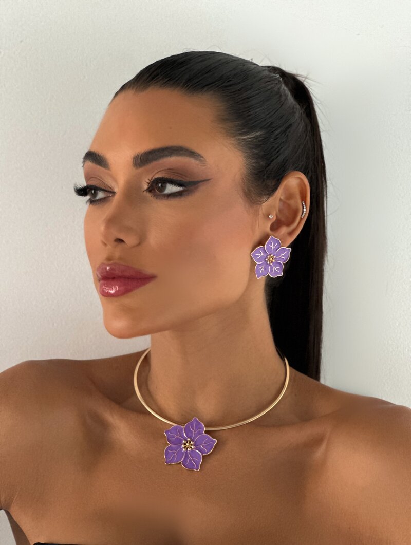 Conjunto Choker e Brinco Folheado a Ouro 18k Flor Cinco Pétalas Resinas Trabalhadas