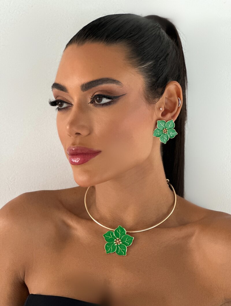 Conjunto Choker e Brinco Folheado a Ouro 18k Flor Cinco Pétalas Resinas Trabalhadas