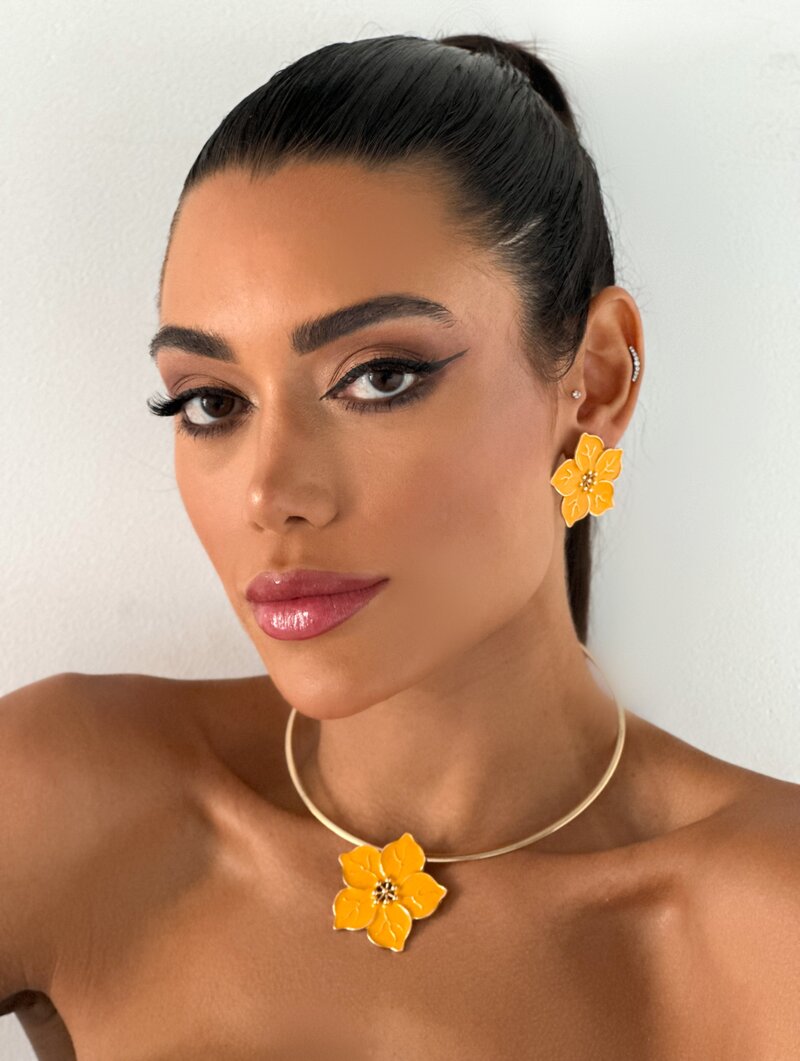 Conjunto Choker e Brinco Folheado a Ouro 18k Flor Cinco Pétalas Resinas Trabalhadas