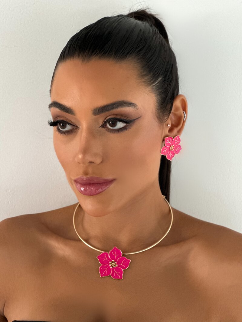 Conjunto Choker e Brinco Folheado a Ouro 18k Flor Cinco Pétalas Resinas Trabalhadas
