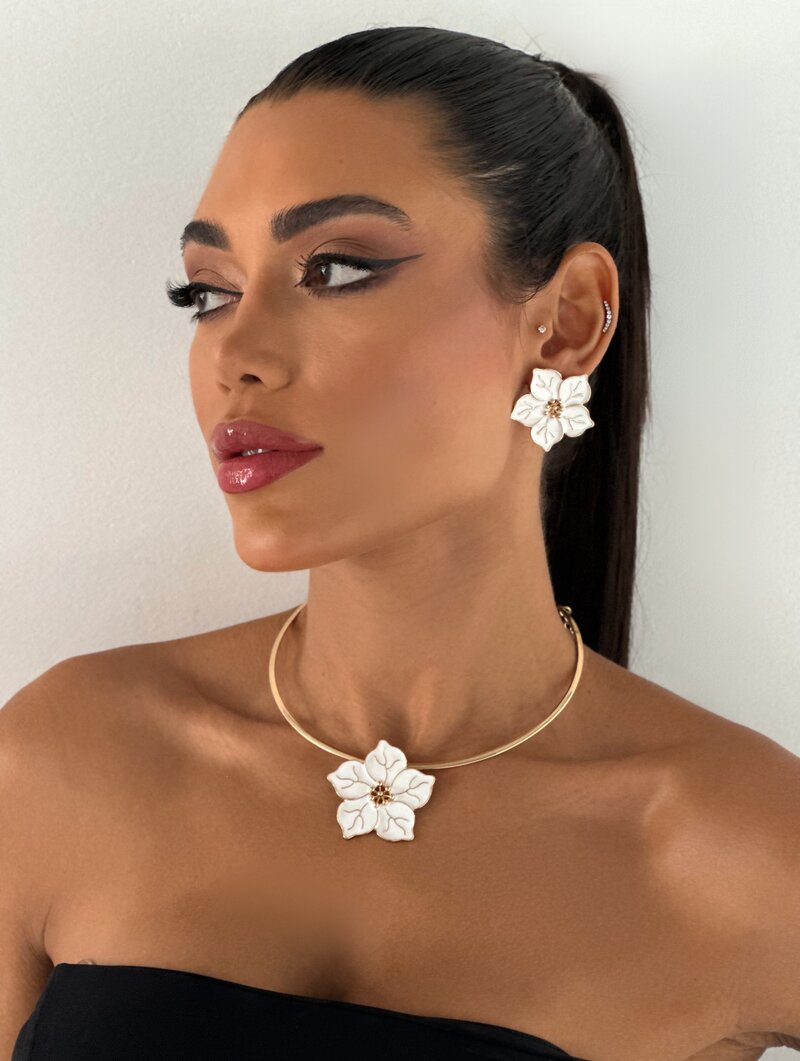 Conjunto Choker e Brinco Folheado a Ouro 18k Flor Cinco Pétalas Resinas Trabalhadas