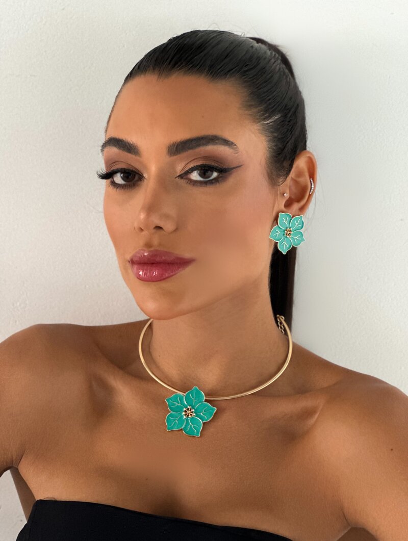 Conjunto Choker e Brinco Folheado a Ouro 18k Flor Cinco Pétalas Resinas Trabalhadas