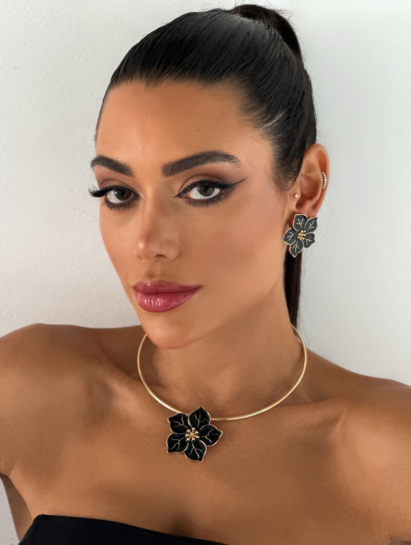 Conjunto Choker e Brinco Folheado a Ouro 18k Flor Cinco Pétalas Resinas Trabalhadas