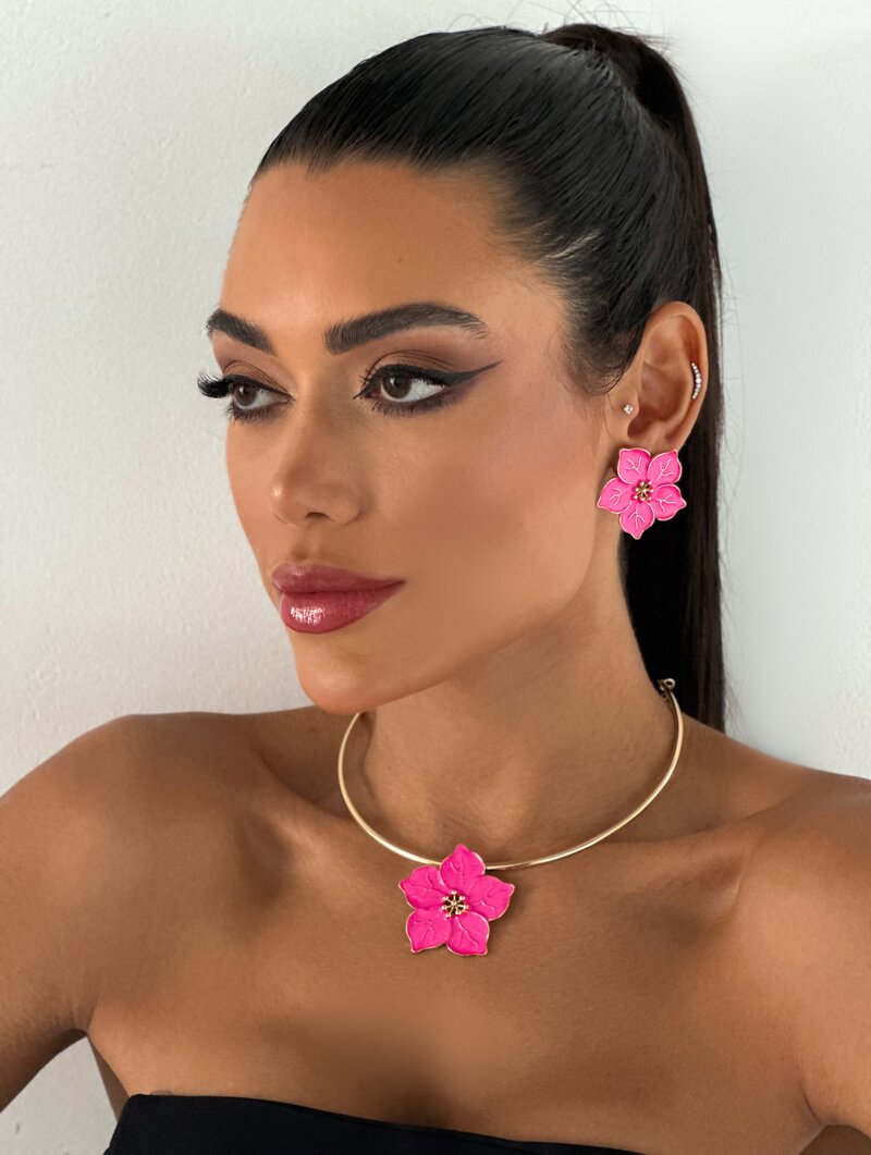 Conjunto Choker e Brinco Folheado a Ouro 18k Flor Cinco Pétalas Resinas Trabalhadas