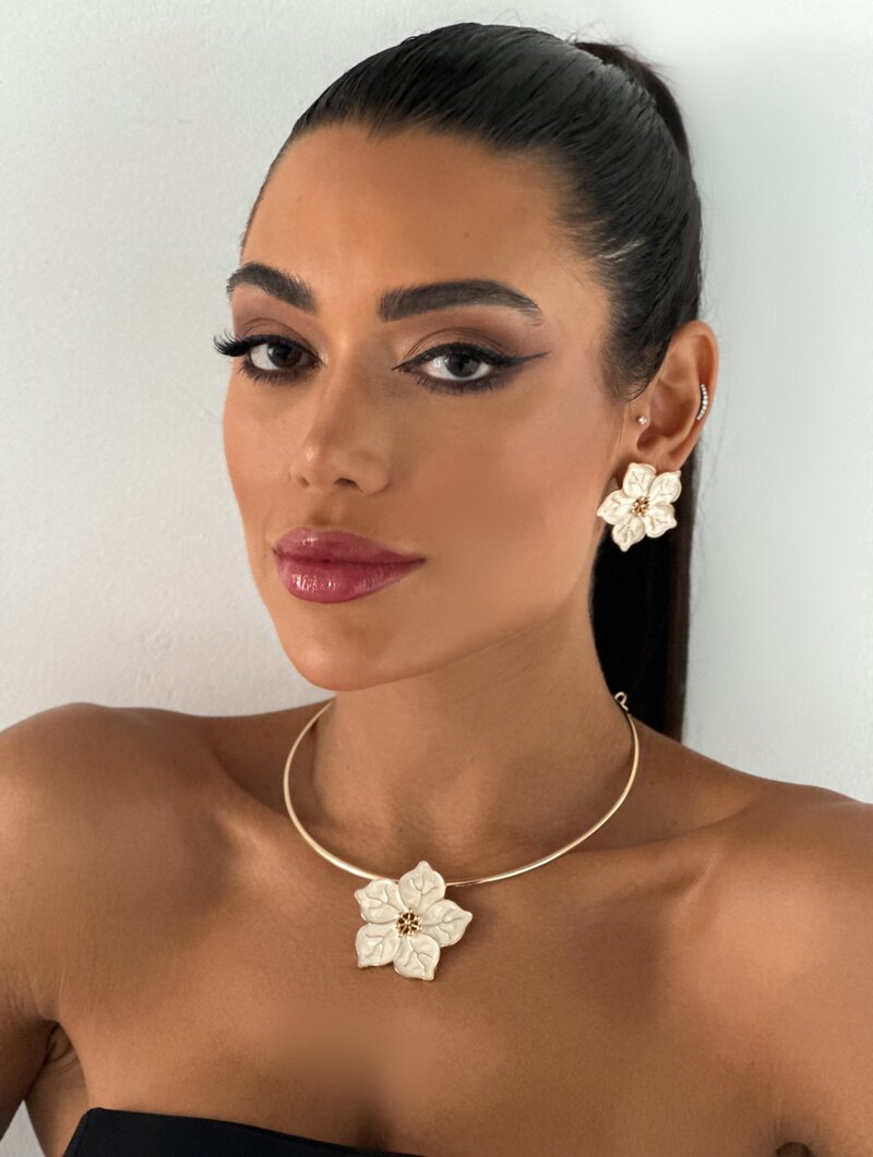 Conjunto Choker e Brinco Folheado a Ouro 18k Flor Cinco Pétalas Resinas Trabalhadas