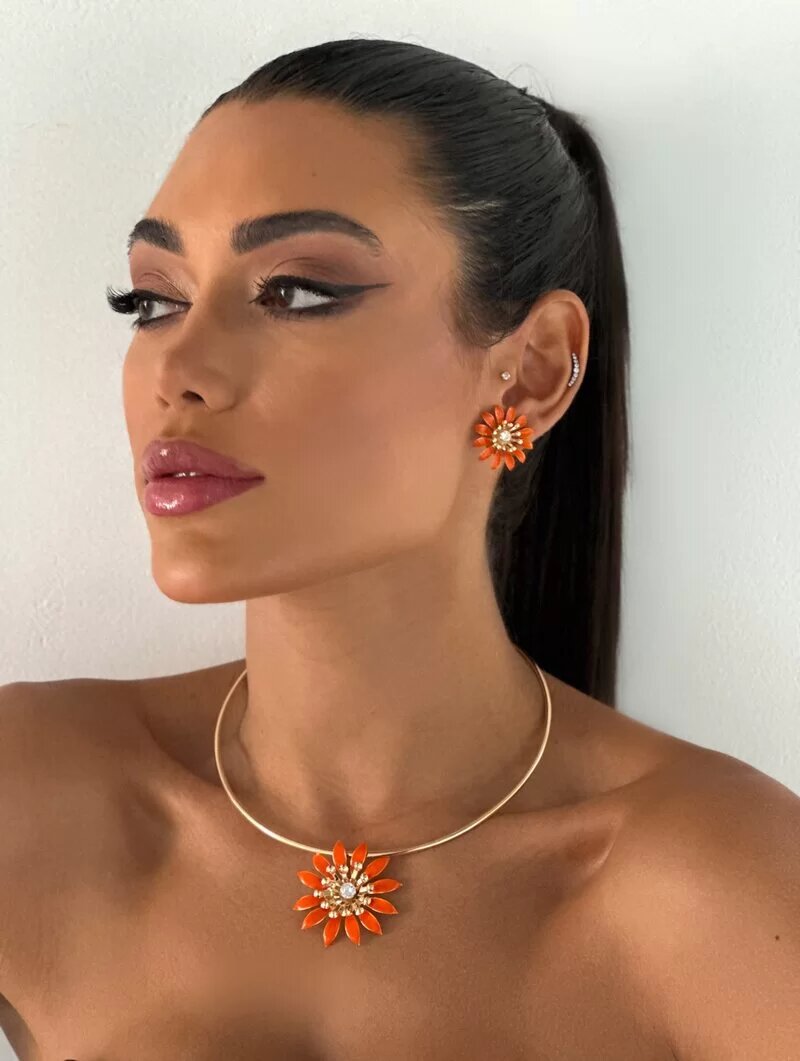 Conjunto Choker e Brinco Folheado a Ouro 18k Flor Doze Pétalas Resinadas