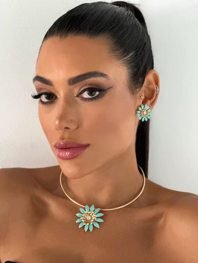 Conjunto Choker e Brinco Folheado a Ouro 18k Flor Doze Pétalas Resinadas