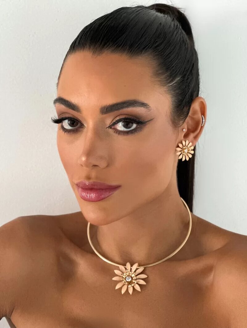 Conjunto Choker e Brinco Folheado a Ouro 18k Flor Doze Pétalas Resinadas