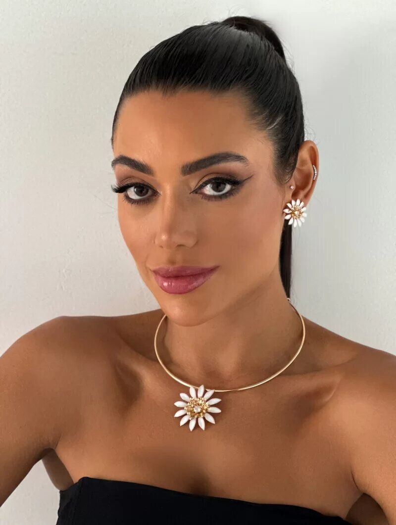 Conjunto Choker e Brinco Folheado a Ouro 18k Flor Doze Pétalas Resinadas