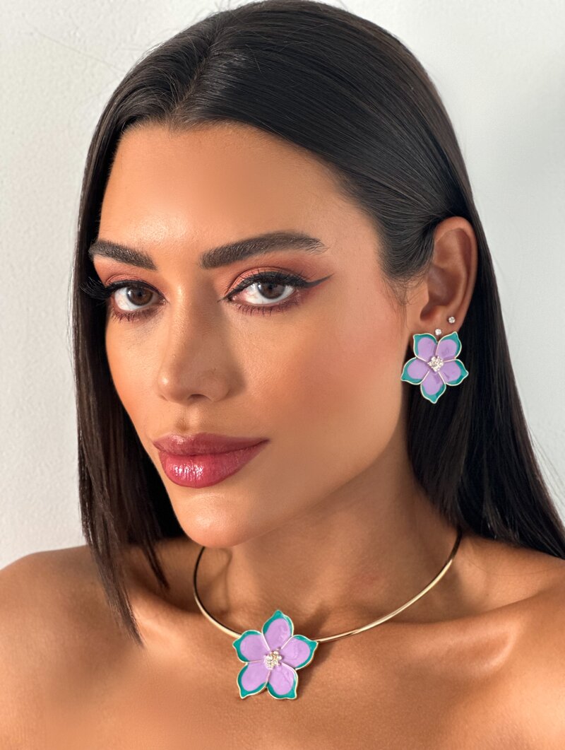 Conjunto Choker e Brinco Folheado a Ouro 18k Flor Lisa Resinada com Zircônias