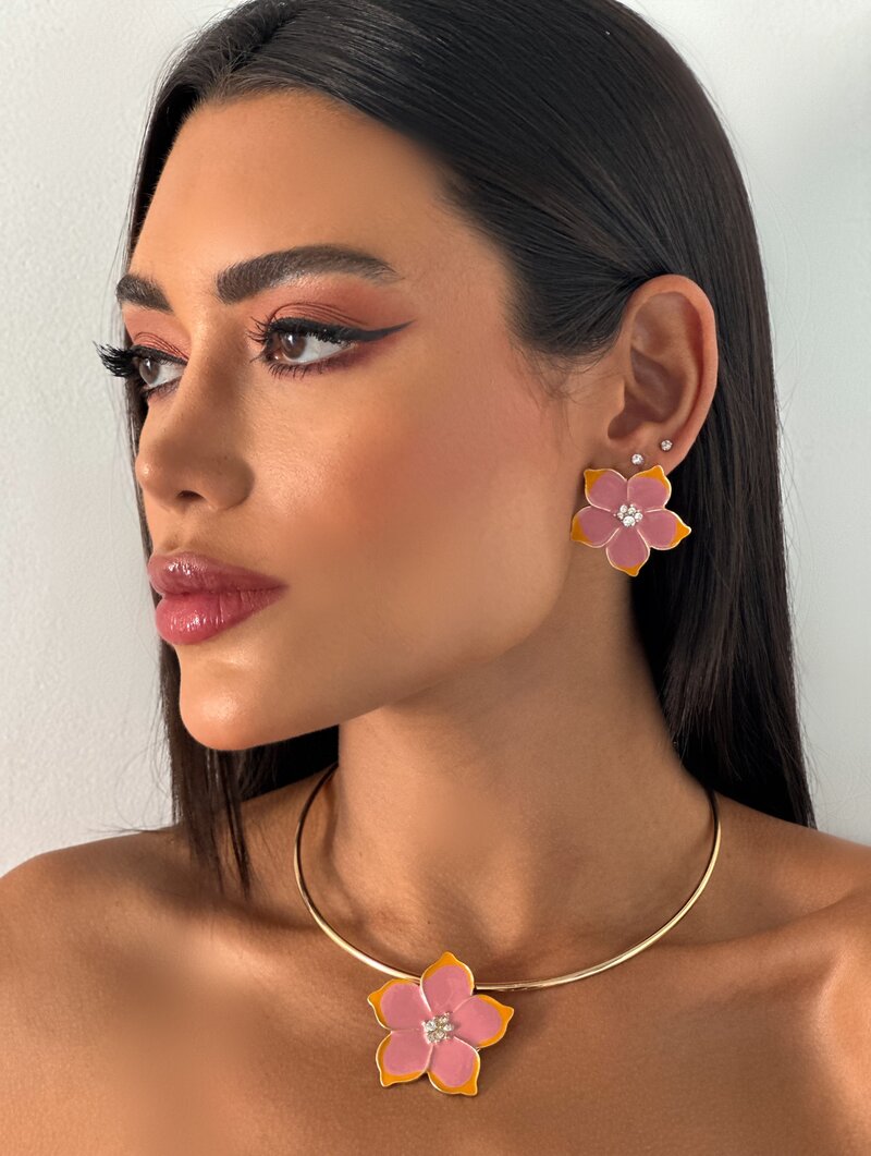 Conjunto Choker e Brinco Folheado a Ouro 18k Flor Lisa Resinada com Zircônias