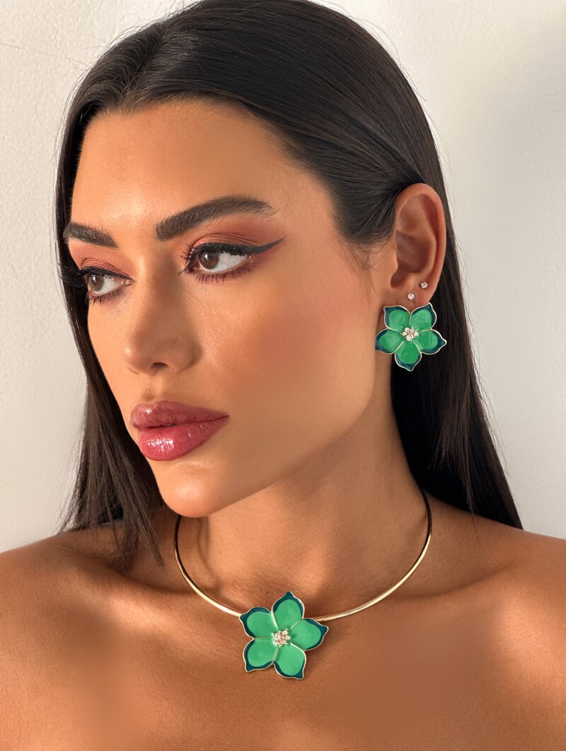 Conjunto Choker e Brinco Folheado a Ouro 18k Flor Lisa Resinada com Zircônias