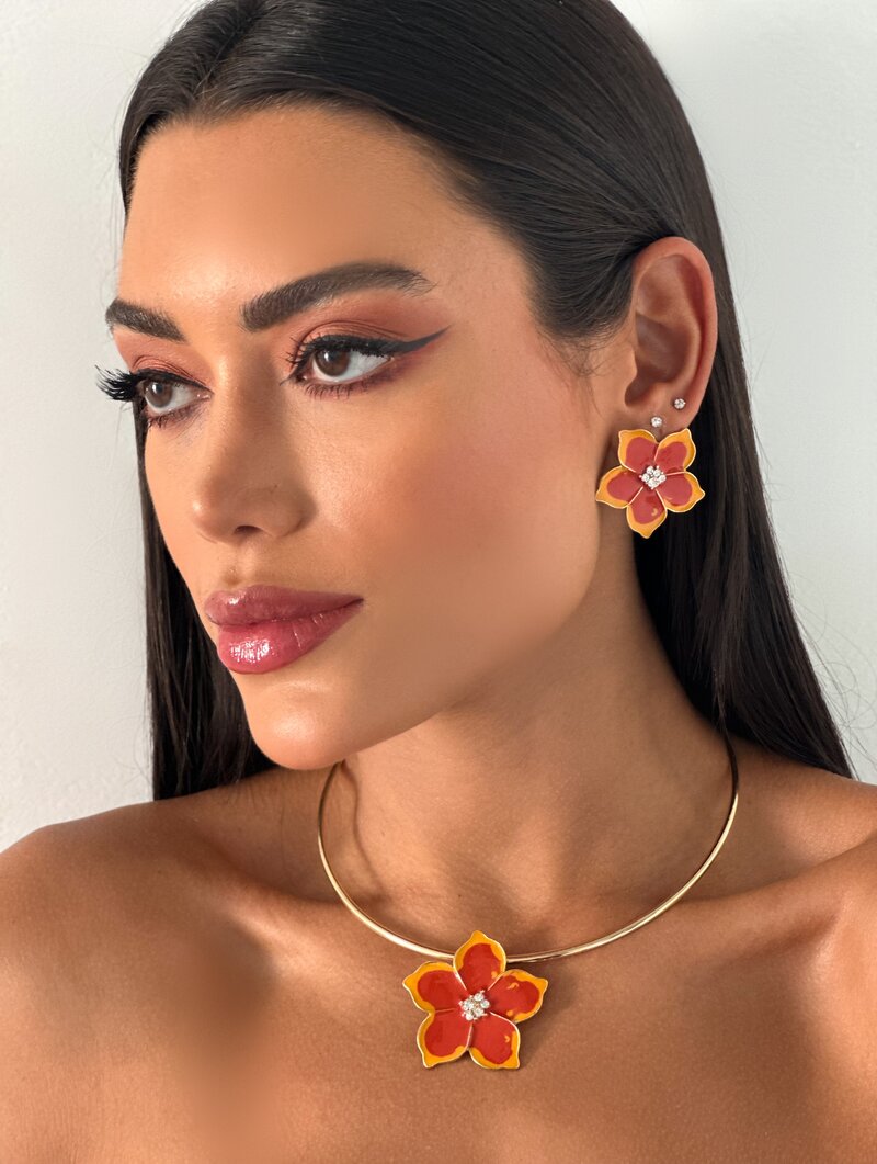 Conjunto Choker e Brinco Folheado a Ouro 18k Flor Lisa Resinada com Zircônias