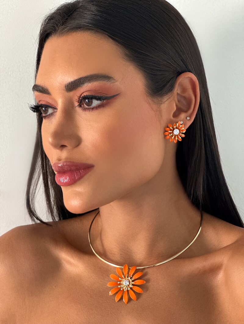 Conjunto Choker e Brinco Folheado a Ouro 18k Flor Pétalas Resinadas