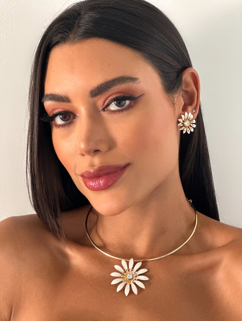 Conjunto Choker e Brinco Folheado a Ouro 18k Flor Pétalas Resinadas