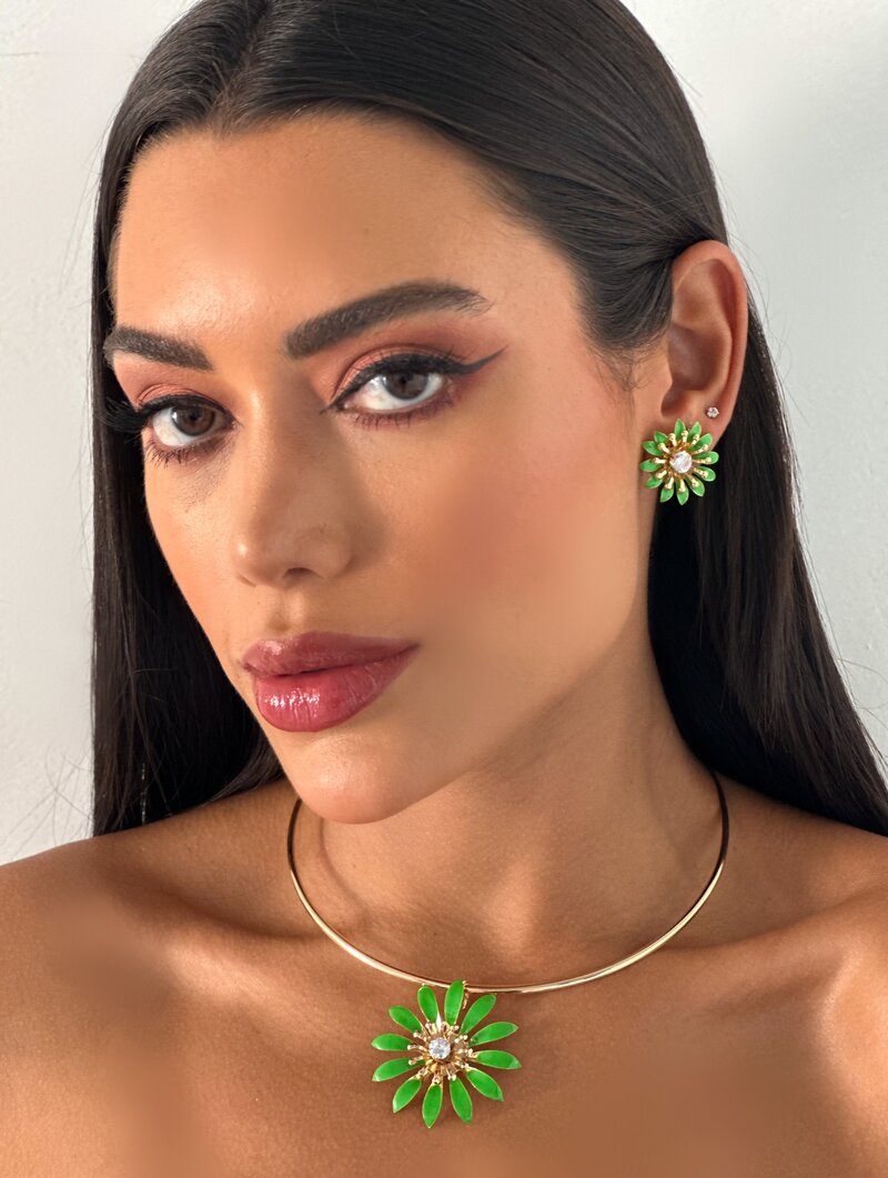 Conjunto Choker e Brinco Folheado a Ouro 18k Flor Pétalas Resinadas