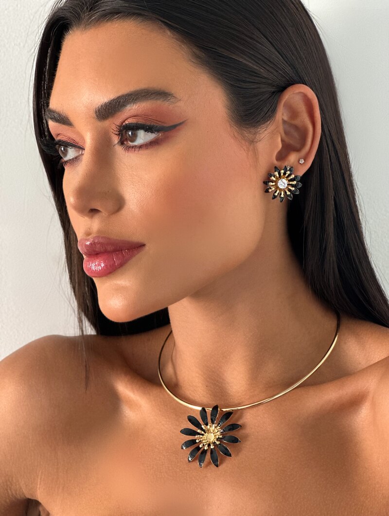 Conjunto Choker e Brinco Folheado a Ouro 18k Flor Pétalas Resinadas