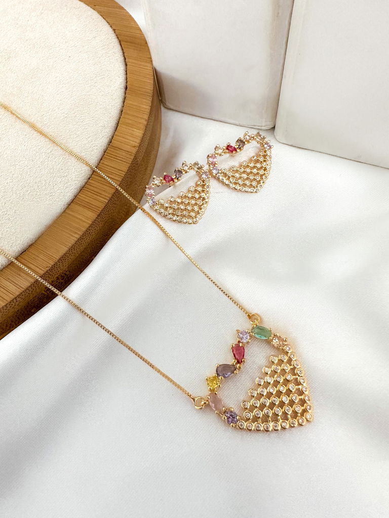 Conjunto colar e brinco coração com borda em navetes micro zircônia folheado a ouro 18k e prata.