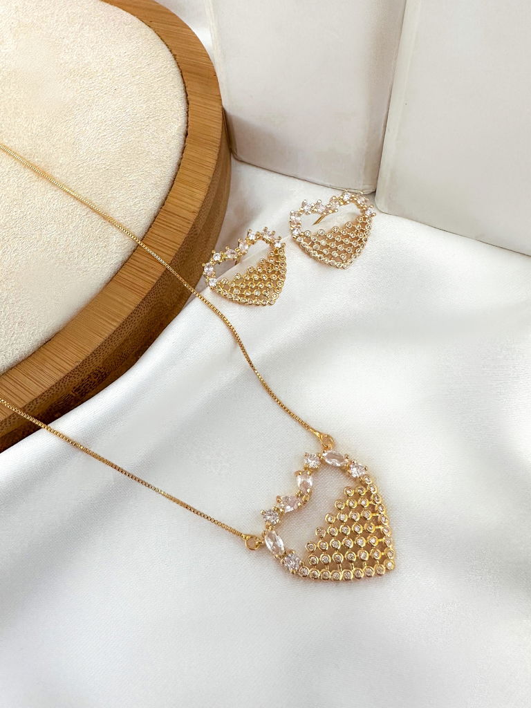 Conjunto colar e brinco coração com borda em navetes micro zircônia folheado a ouro 18k e prata.