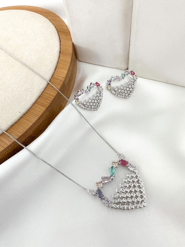 Conjunto colar e brinco coração com borda em navetes micro zircônia folheado a ouro 18k e prata.
