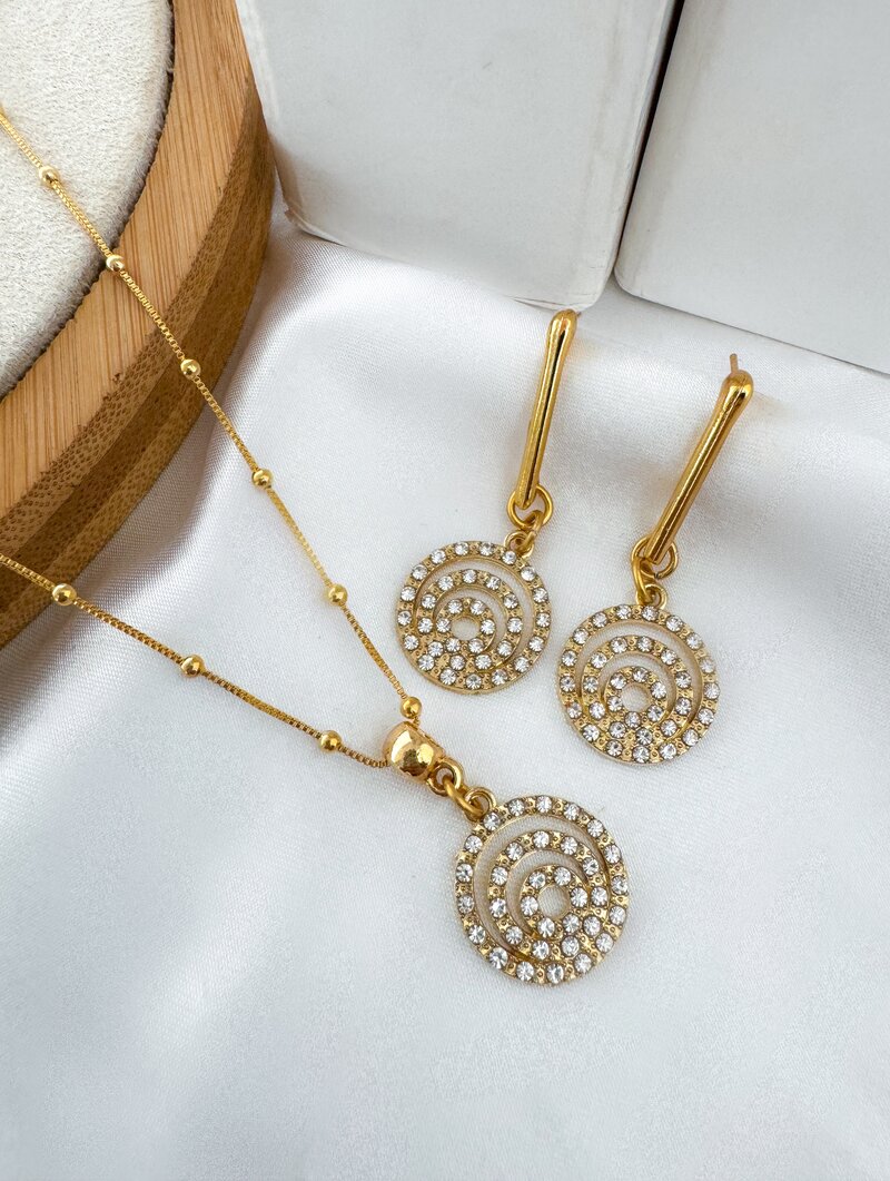 Conjunto Colar e Brinco Folheado a Ouro 18k Circulo Espiral Cravejado