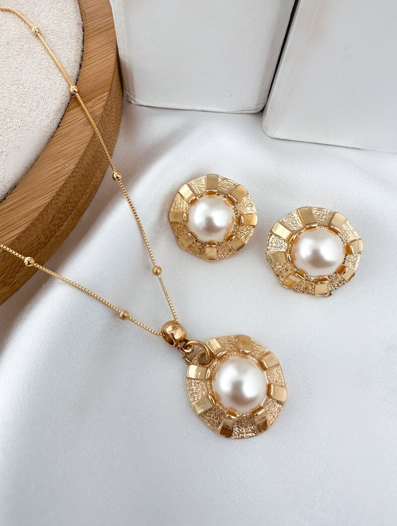 Conjunto Colar e Brinco Folheado a Ouro 18k Circulo Trabalhado com Pérola