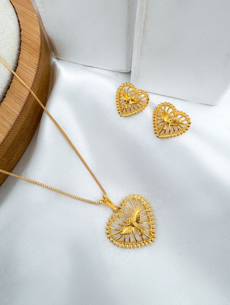 Conjunto Colar e Brinco Folheado a Ouro 18k Coração com Espírito Santo