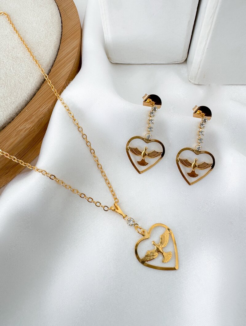 Conjunto Colar e Brinco Folheado a Ouro 18k Coração com Espírito Santo