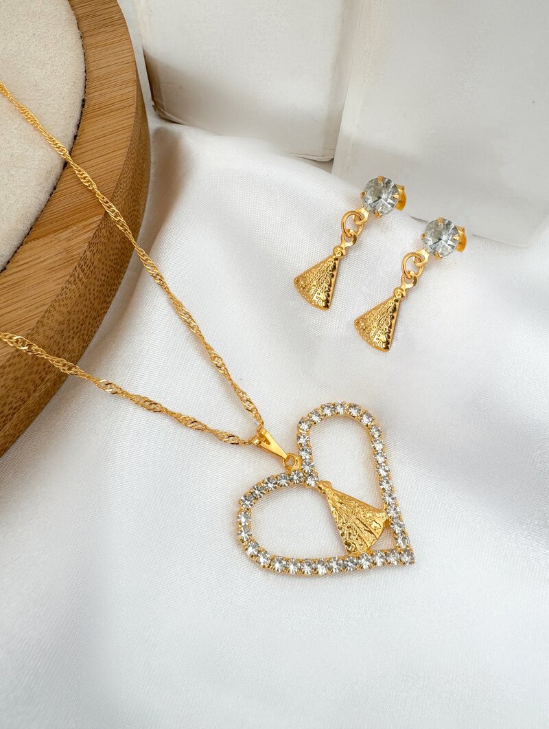 Conjunto Colar e Brinco Folheado a Ouro 18k Coração com Nossa Senhora